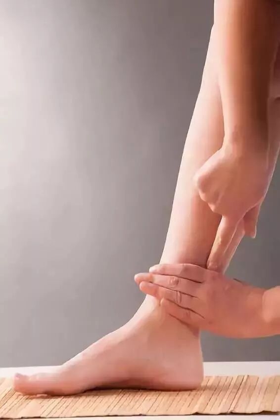图:摄图网方法以双手掌紧夹一侧小腿肚,边转动边搓揉,每侧揉动20次