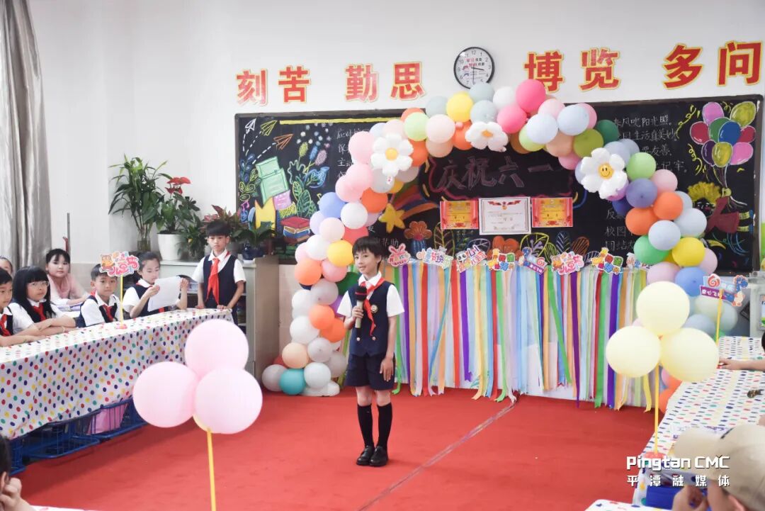 实际上,每年"六一"儿童节,平潭实验小学都会为学生们举办文艺汇演等