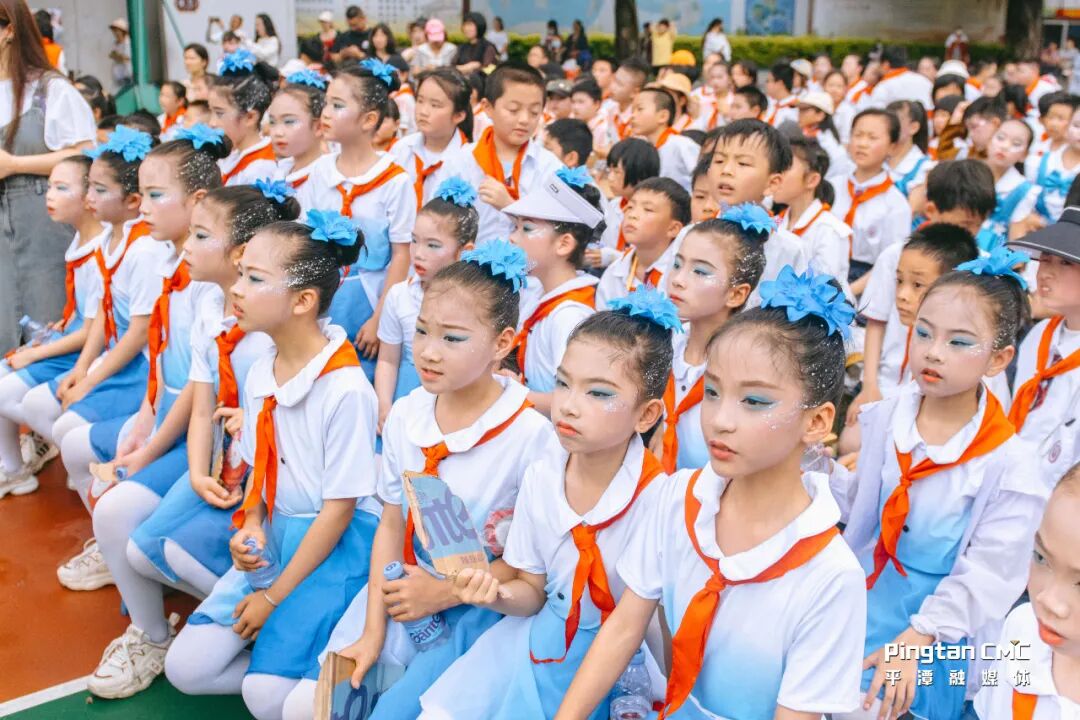 5月31日上午8点,在平潭北门小学,六年(2)班学生陈思颖站在一场以"