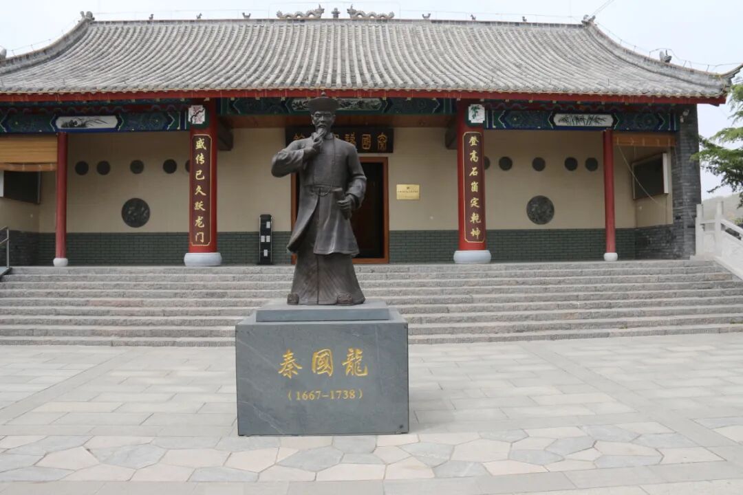 秦国龙纪念馆内,进门映入眼帘的"本分做人福泽后世,老诚为官名留清史"