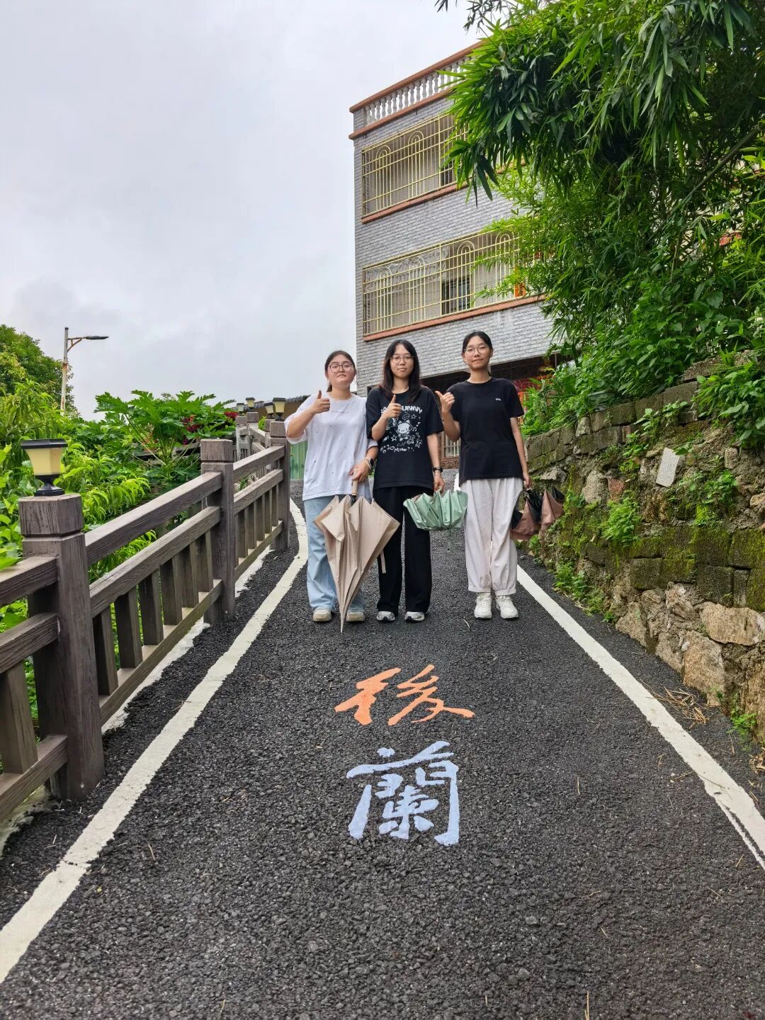 学生合影-左起1卢溢欣2黄丹仪3曾思涵.jpg
