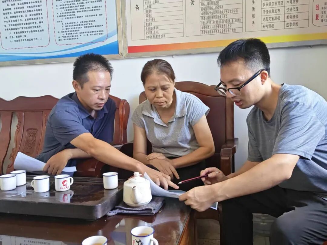 东澳村村干部为《村民讲村史》东澳村调研团队介绍村情.jpg