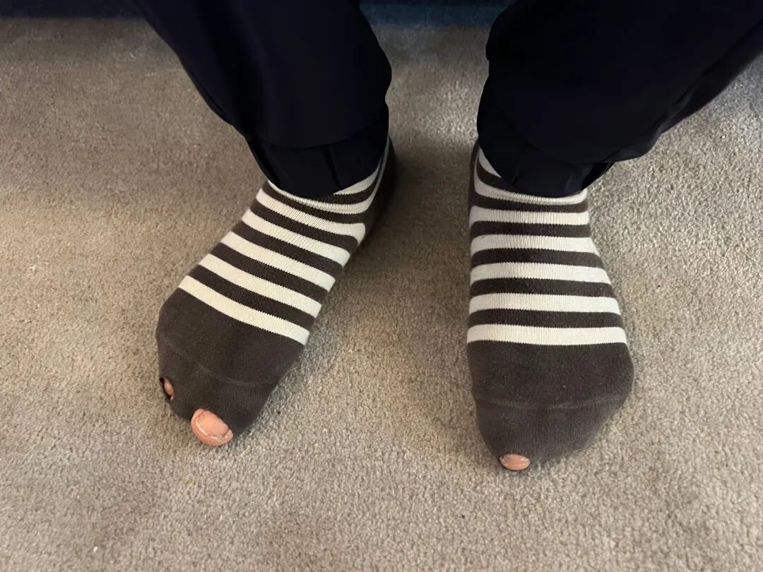 今天给大家看看我家老大富贵同学的裤子,鞋子,袜子,漏洞太多了,补都没