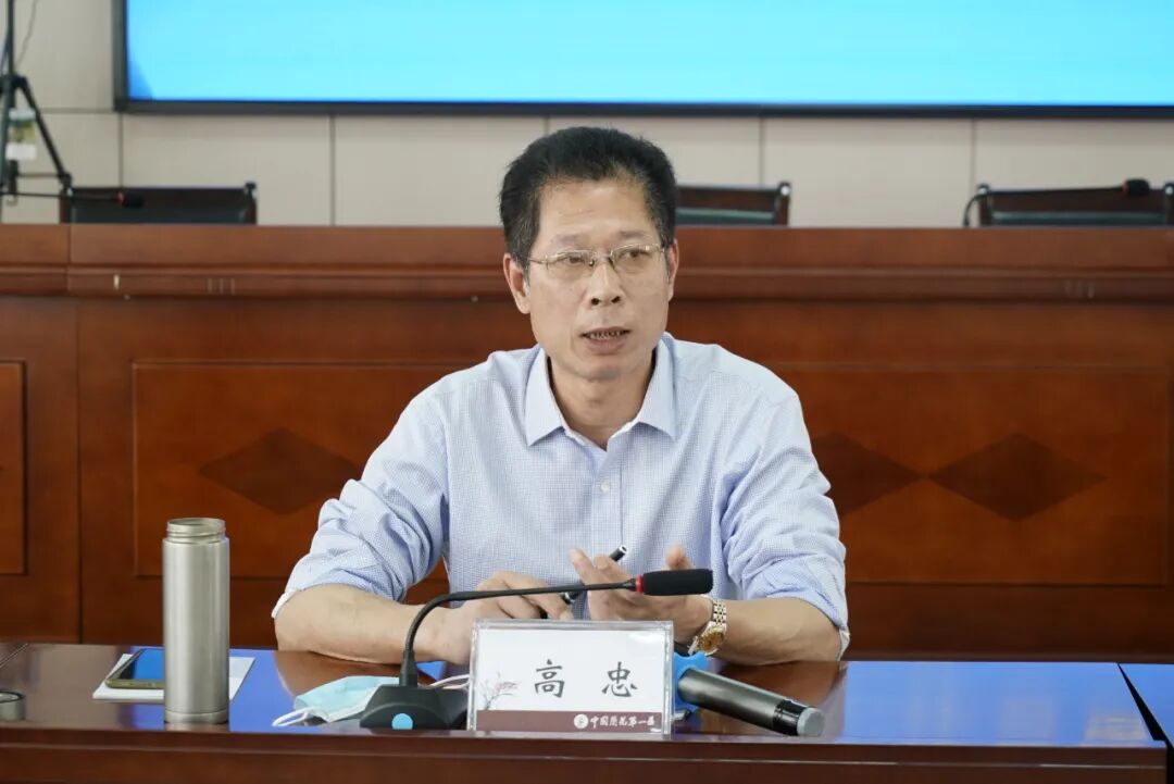 县委书记高忠在会议中强调,全县各级各部门要充分认清当前新冠肺炎