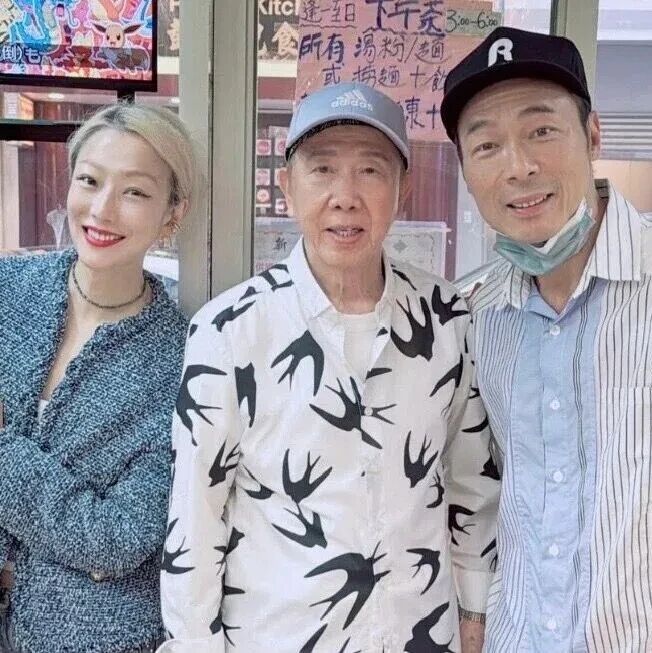 郑秀文54岁生日与许志安低调庆祝,茶餐厅偶遇尹光夫妇