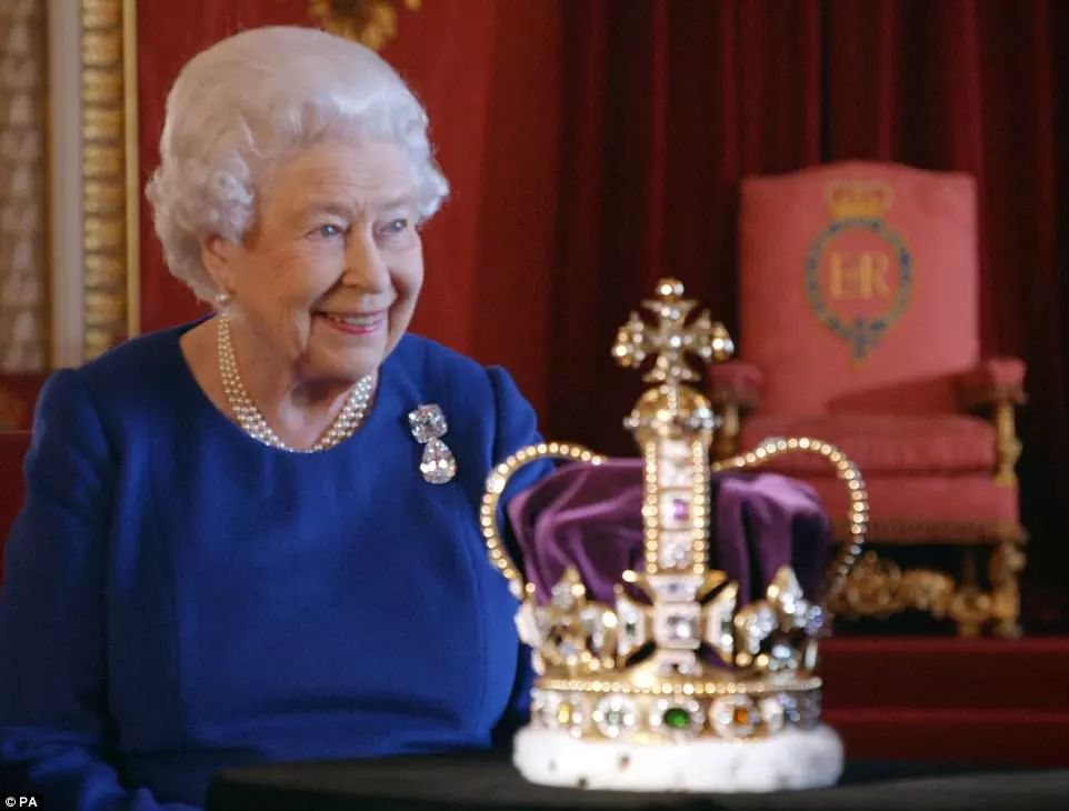沒聽錯 英女王親口說 憋低頭 王冠會掉 良倉 微文庫