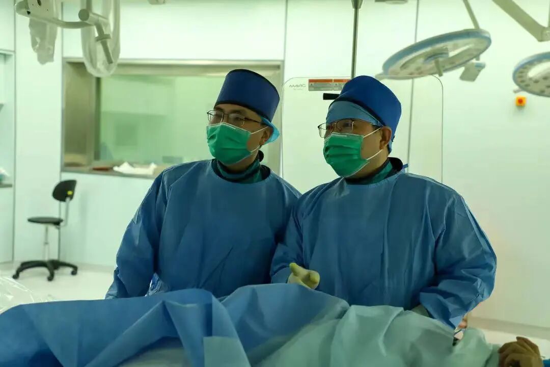 上海什么无影灯好无影灯下的“拼命三郎” ｜ 记上海国际医学中心第二届“最美医师”肿瘤科介入组主任姜昊声_https://www.jmylbn.com_新闻资讯_第3张