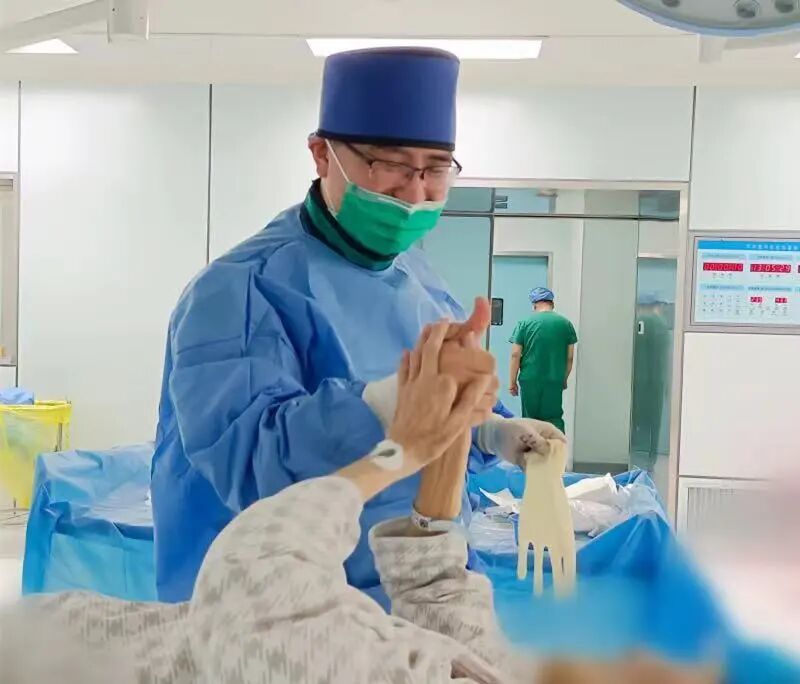 上海什么无影灯好无影灯下的“拼命三郎” ｜ 记上海国际医学中心第二届“最美医师”肿瘤科介入组主任姜昊声_https://www.jmylbn.com_新闻资讯_第2张