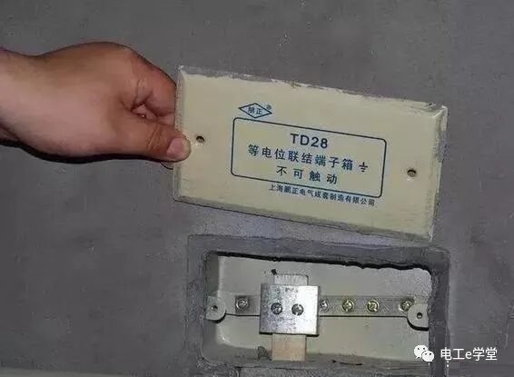 趕緊檢查一下家里的等電位箱，沒有的話，雷電天氣請遠離金屬門窗和管道！的圖4