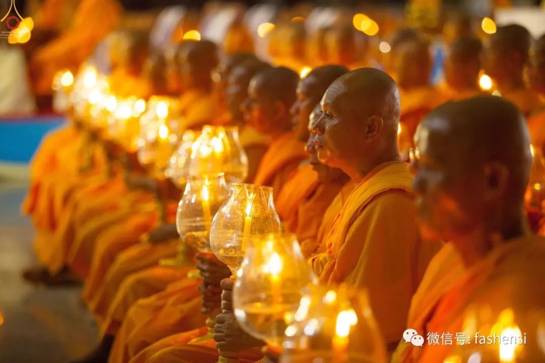 泰国法身寺国际卫塞节庆典—诵经点灯供佛