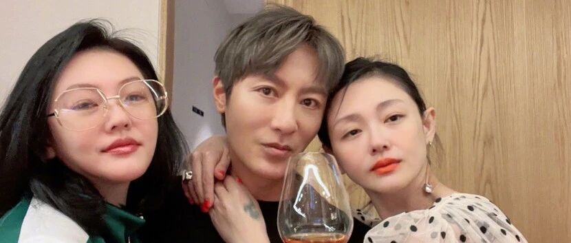 大S离婚后首现身 环抱男友人面色红润