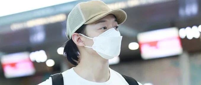 小酷日报｜霍尊恋情风波后首现身 扎小辫随性十足