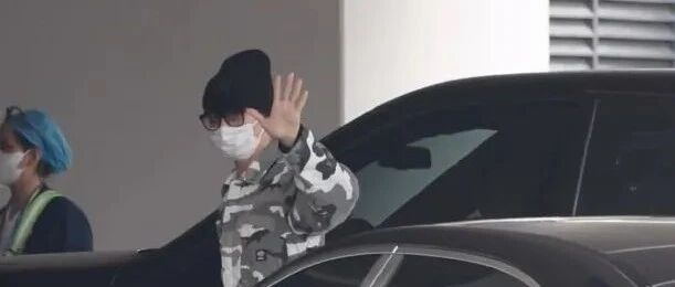 小酷日报 | 许魏洲官宣结婚后首现身 和粉丝亲切打招呼