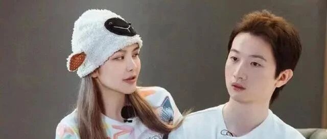 小酷日报｜周扬青男友陪神秘女子逛街 主动拎东西献殷勤