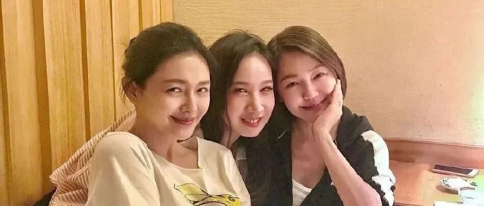 小酷日报｜大S官宣结婚后首露面 素颜难掩满面春风