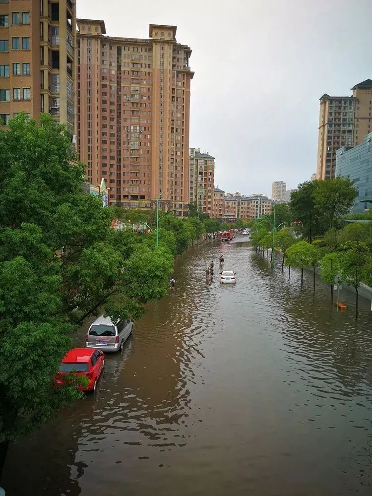 昨晚新余开启狂风暴雨模式超市被淹路面积水还好有他们