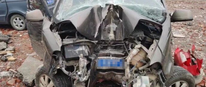 焦作丨触目惊心！“五菱”司机疲劳驾驶，撞到公路水泥隔离墩上！致4死2伤！