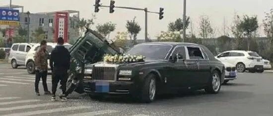 洛阳丨摊上大事了！一辆三轮车撞上劳斯莱斯，知情人：维修费最少80万！