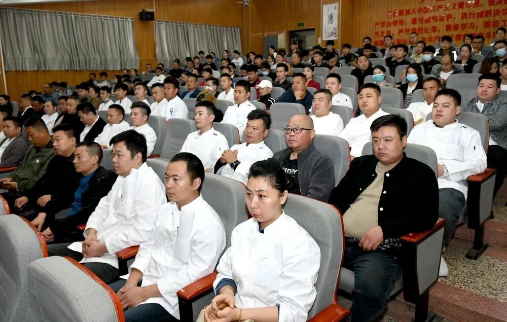 行业工会联合会主办的新乡市"辉县阿军餐饮杯"烹饪技能大赛在我校举行