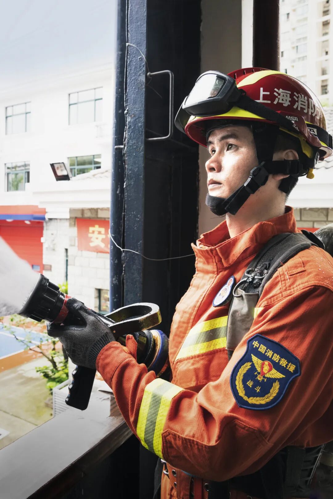 孩子们的意外事故频发,而消防员作为救援的第一力量,时刻准备营救被困