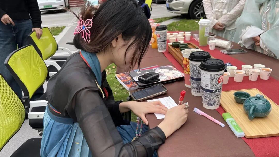 摊位上念一首诗歌,回味古人的浪漫时刻;或在雅歌投壶摊位投一支利箭