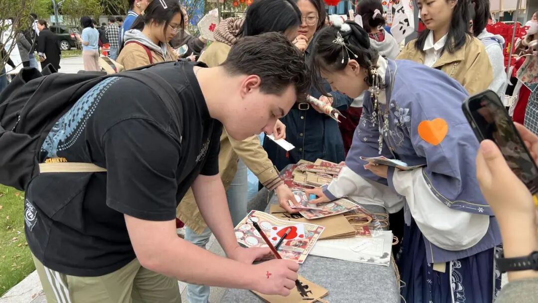 "春装初试""雅歌投壶""共叙簪花""飞花