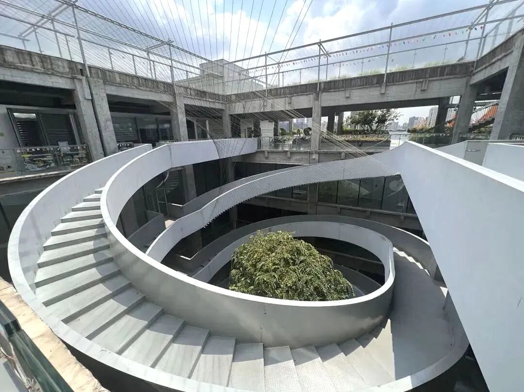 号临江而建的"人人屋"是杨浦滨江一个集文化和服务于一体的公共空间