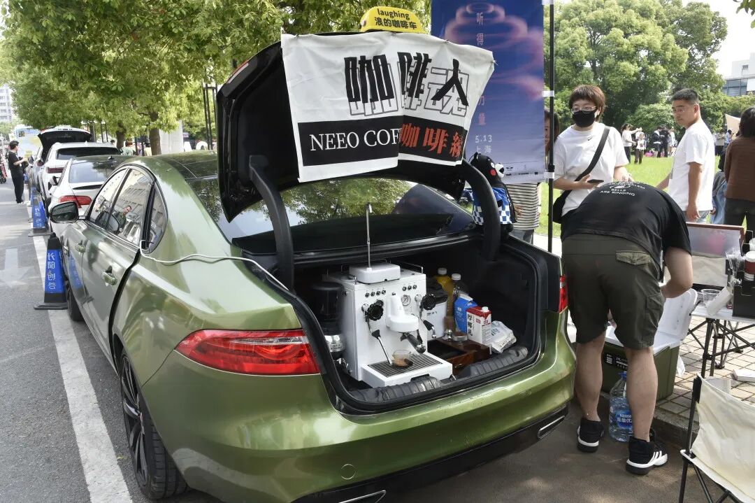 记者遇到金汤力电台两位主播的时候,他们正把贴纸送给认出他们声音的