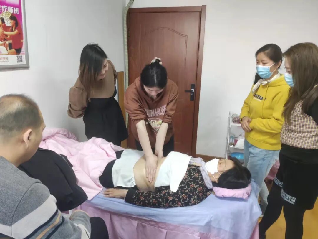 糕點(diǎn)師培訓(xùn)學(xué)校_培訓(xùn)學(xué)費(fèi)糕點(diǎn)師要多少錢_糕點(diǎn)師培訓(xùn)學(xué)費(fèi)多少