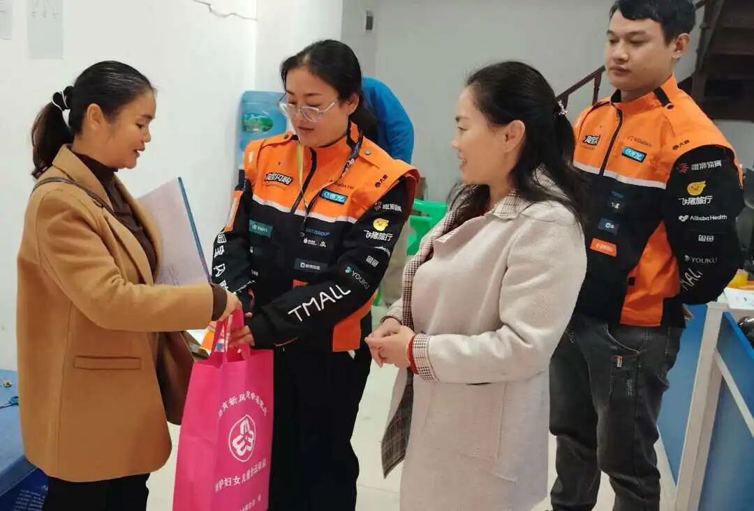6.走访慰问饿了么女职工.jpg