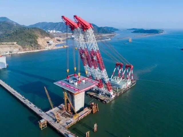 世界上最寬公鐵兩用斜拉橋架設(shè)首節(jié)段鋼梁的圖4