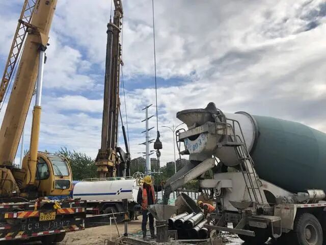施工“閃電戰(zhàn)”！濰坊寶通街快速路涉鐵段所有樁基全部施工完成的圖2