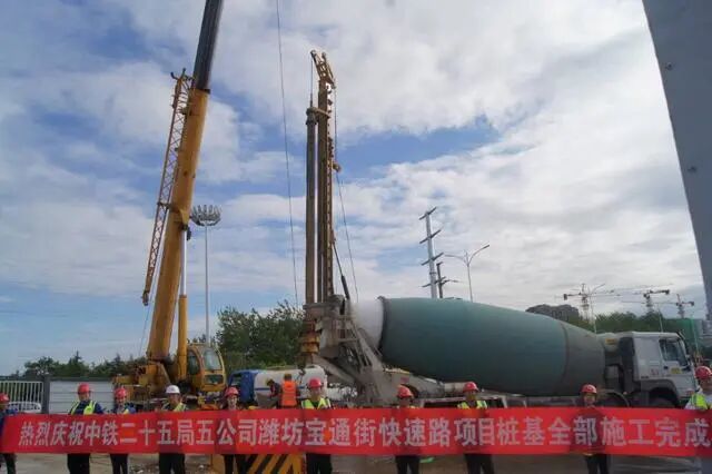施工“閃電戰(zhàn)”！濰坊寶通街快速路涉鐵段所有樁基全部施工完成的圖1