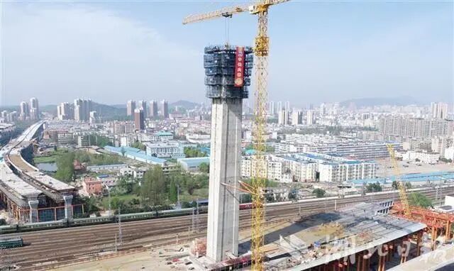 京廣線上“華麗轉身” 中鐵大橋局轉體斜拉橋主塔封頂的圖6