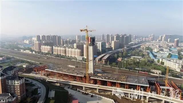 京廣線上“華麗轉身” 中鐵大橋局轉體斜拉橋主塔封頂的圖1
