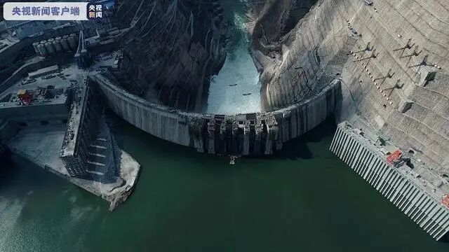 世界在建規(guī)模最大水電工程 白鶴灘水電站大壩全線澆筑到頂?shù)膱D3