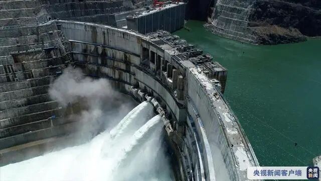 世界在建規(guī)模最大水電工程 白鶴灘水電站大壩全線澆筑到頂?shù)膱D2