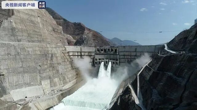世界在建規(guī)模最大水電工程 白鶴灘水電站大壩全線澆筑到頂?shù)膱D1