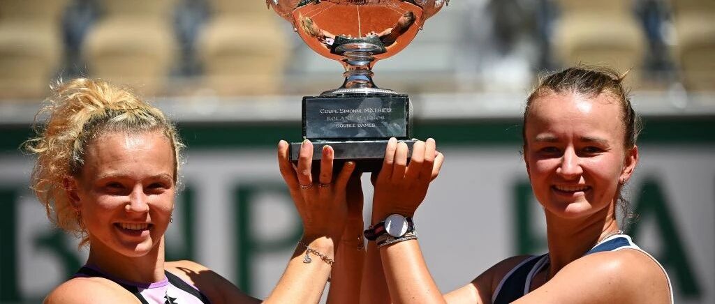 聚焦法网｜时隔21再现双冠神迹！捷克黑马笑傲罗兰加洛斯！