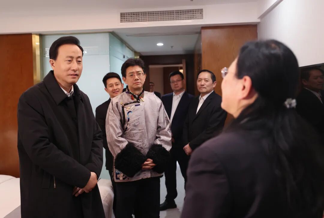 ཁུལ་ཨུའི་ཧྲུའུ་ཅི་ཀྲའོ་པོས་འཐུས་མི་དང་ཨུ་ཡོན་ལ་འཚམས་འདྲི་གནང་།