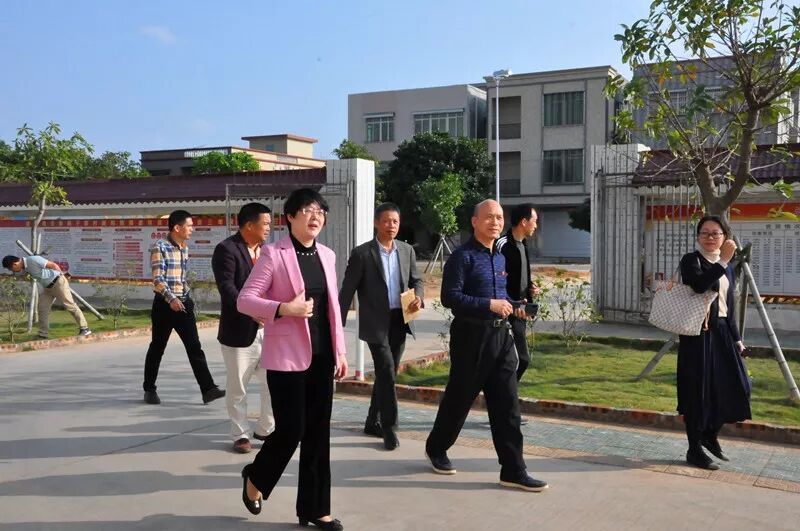 局党组书记,局长黄真窦率队深入下黎村对入户走访慰问建档立卡贫困户