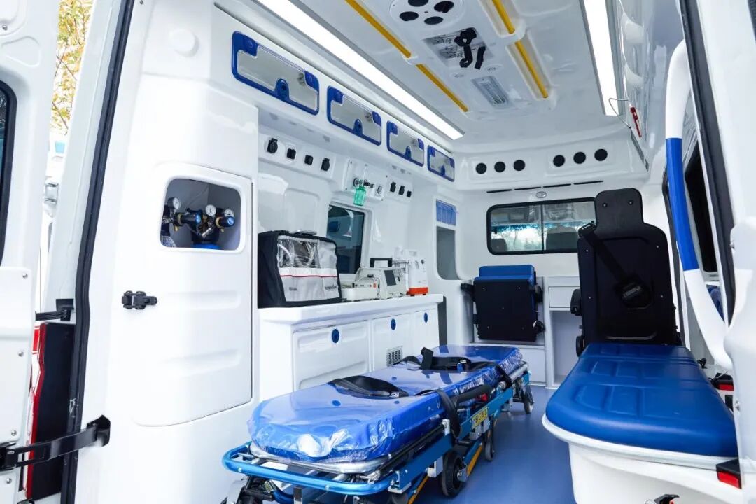 接触传播,星锐负压救护车还采用一体化无菌内饰,多功能医疗舱集成内顶