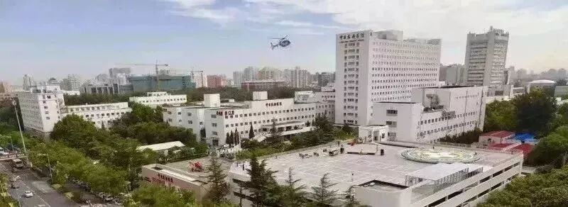 怎么使用轮椅家有老人行动不便，轮椅买手动还是电动？如何安全使用？这些疑问有专业解答了_https://www.jmylbn.com_新闻资讯_第1张