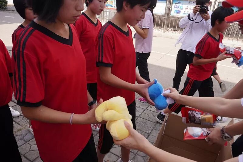 阳光公益行 爱心悦童心——德信体育app2019光明爱心公益行(图16)