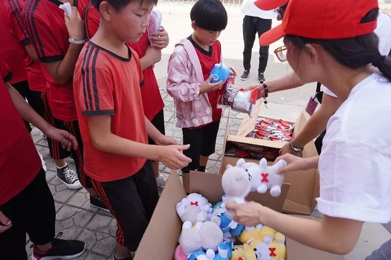 阳光公益行 爱心悦童心——德信体育app2019光明爱心公益行(图17)