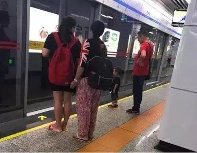 下跪谢恩男生考635分：那个离婚的妈妈，给了孩子最好认知