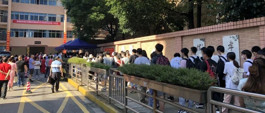 直击！到考场还要1小时，考生就快迟到…