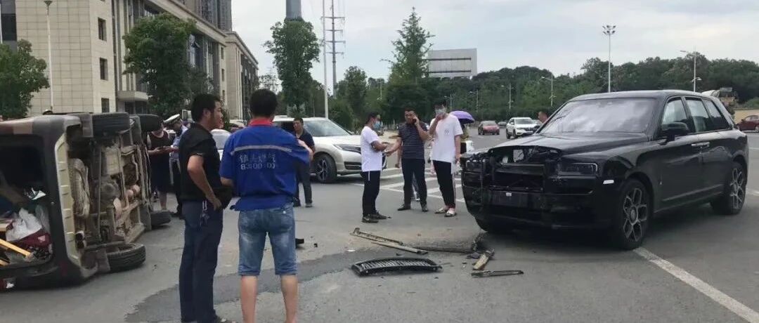 刚刚！面包车撞劳斯莱斯，交警定责了！