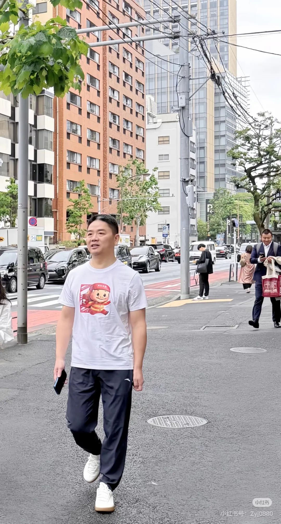 <strong>刘强东穿猪猪侠衣服在日本被偶遇</strong>