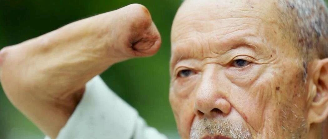 向英勇的中国人民志愿军同敬一个礼